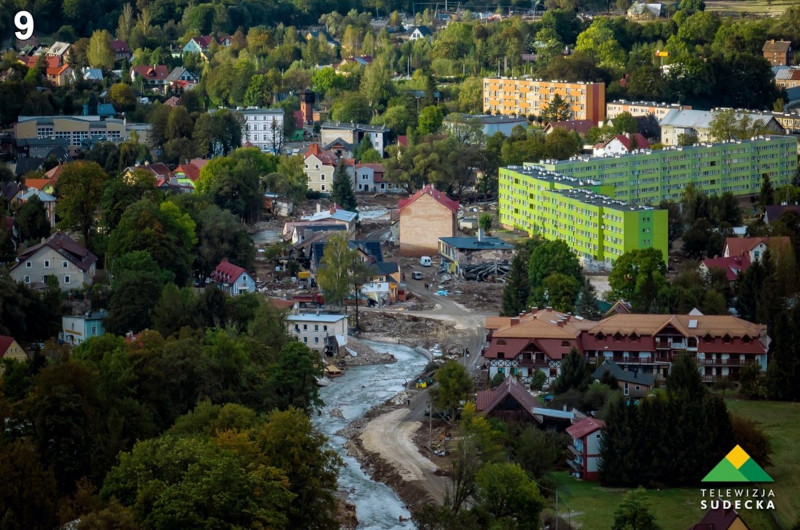 Widok z lotu ptaka na Stronie Śląskie. W centrum kadru znajduje się obszar, na którym widać zniszczenia spowodowane przez wodę, która rozmyła zaporę na rzece Morawce.