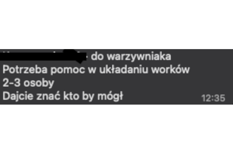 Na czarnym tle napis białymi literami: do warzywniaka. Potrzebna pomoc do układania worków. 2-3 osoby. Dajcie znać, kto by mógł.