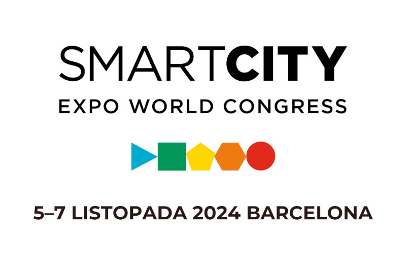 Na górze na białym tel napis: SMART CITY EXPO WORD CONGRESS, Po środku w jednym rzędzie figury geometryczne: niebieski trójkąt, zielony kwadrat, żółty pięciokąt, pomarańczowy sześciokąt, czerwone koło. Poniżej, na dole, napis: 5–7 LISTOPADA 2024 BARCELONA.