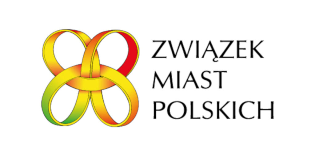 Na zdjęciu znajduje się logo Związku Miast Polskich. Logo składa się z kolorowego symbolu, który przypomina przeplatające się wstęgi w kolorach żółtym, pomarańczowym i zielonym. Obok symbolu, po prawej stronie, znajduje się pionowy napis „Związek Miast Polskich”. Tło jest białe.