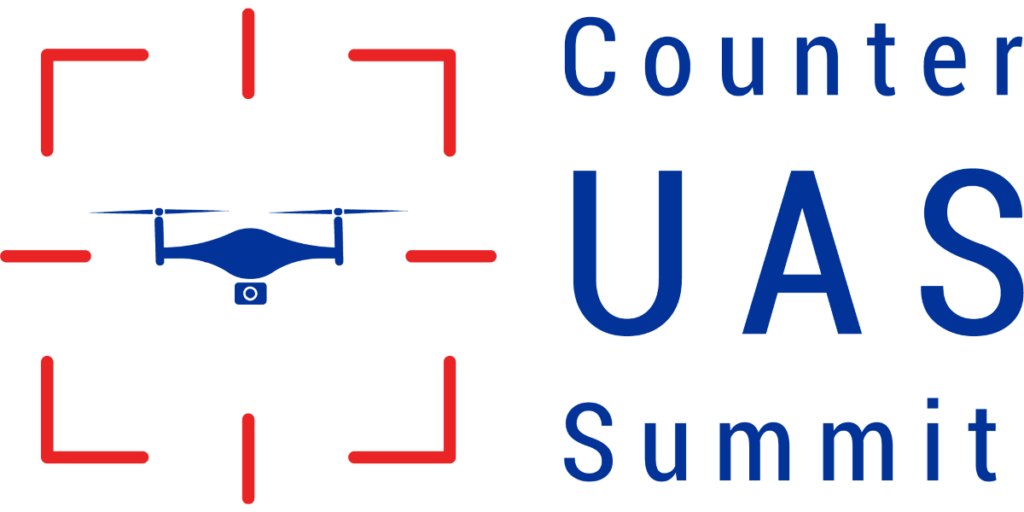 Logo Counter UAS Summit. Po lewej dron w kolorze niebieskim, otoczony czerwonymi liniami przypominającymi celownik. Obok tekst w kolorze niebieskim: „Counter UAS Summit”, ułożony w trzech liniach. Białe tło.