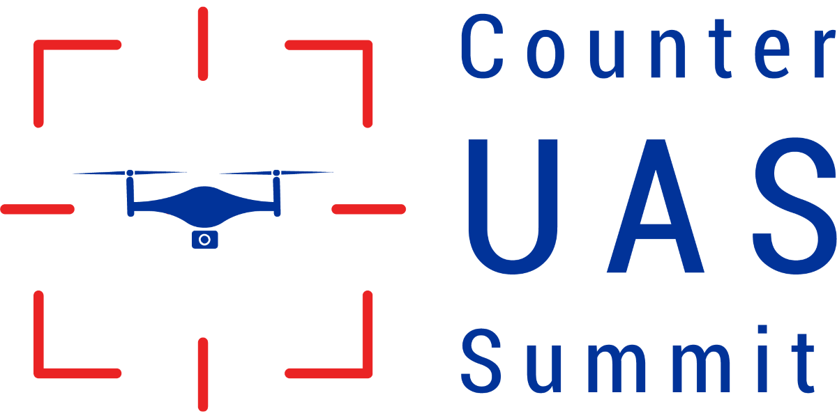 Logo Counter UAS Summit. Po lewej dron w kolorze niebieskim, otoczony czerwonymi liniami przypominającymi celownik. Obok tekst w kolorze niebieskim: „Counter UAS Summit”, ułożony w trzech liniach. Białe tło.