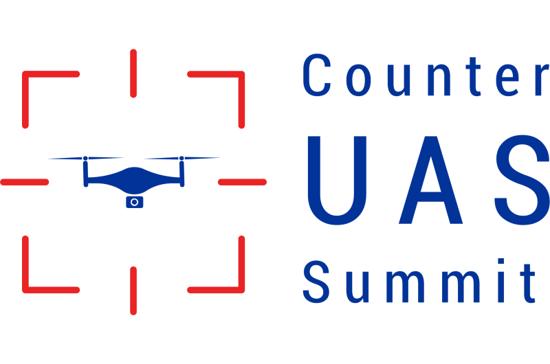 Logo Counter UAS Summit. Po lewej dron w kolorze niebieskim, otoczony czerwonymi liniami przypominającymi celownik. Obok tekst w kolorze niebieskim: „Counter UAS Summit”, ułożony w trzech liniach. Białe tło.