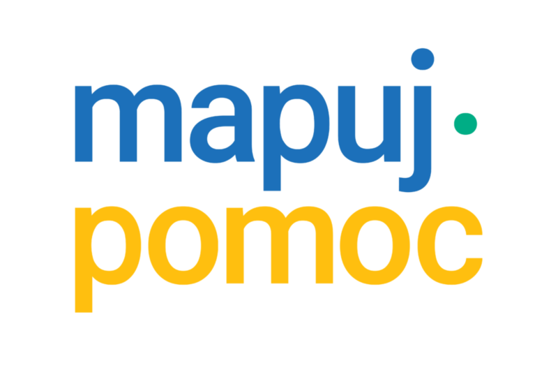 Logo Mapuj Pomoc. Małymi niebieskimi literami na górze napis "mapuj" mający po prawej stronie zieloną kropkę, poniżej małymi pomarańczowymi literami napis:pomoc". Tło przezroczyste.