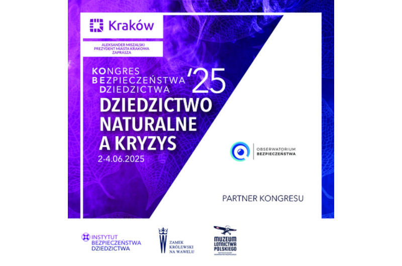 Plakat promujący wydarzenie KOBED'25. W lewym górnym rogu znajduje się logo i napis "Kraków". Poniżej widnieje tekst: Kongres Bezpieczeństwa Dziedzictwa '25 Dziedzictwo naturalne a kryzys 2-4.06.2025". Po prawej stronie jest logo z napisem "Obserwatorium Bezpieczeństwa. Na dole plakatu znajdują się logotypy trzech instytucji: Instytut Bezpieczeństwa Dziedzictwa, Zamek Królewski na Wawelu, Muzeum Lotnictwa Polskiego. Po prawej stronie widnieje napis: Partner Kongresu". Tło plakatu jest w odcieniach niebieskiego z białymi elementami.