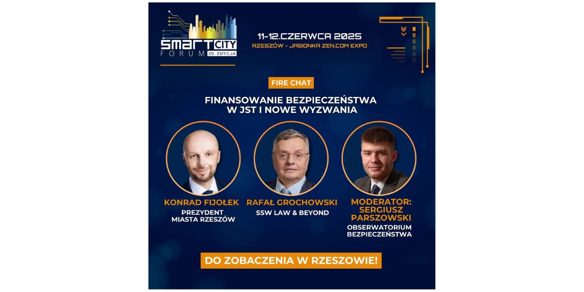 Plakat promocyjny wydarzenia dotyczącego smart city i bezpieczeństwa. Na górze znajduje się logo "Smart City Forum 20. Edycja" oraz informacja o terminie i miejscu: 11-12 czerwca 2025, Rzeszów-Jasionka, Zen.com Expo. Poniżej na niebieskim tle widnieje napis: "Fire Chat" oraz temat dyskusji: "Finansowanie bezpieczeństwa w JST i nowe wyzwania". Pod tematem umieszczone są trzy okrągłe zdjęcia prelegentów. Po lewej: Konrad Fijoek, prezydent miasta Rzeszowa. W środku Rafał Grochowski, reprezentant SSW Law&Beyond. Po prawej moderator Sergiusz Parszowski, prezes Obserwatorium Bezpieczeństwa.