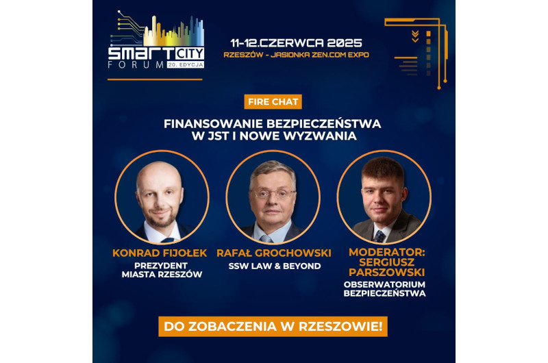 Plakat promocyjny wydarzenia dotyczącego smart city i bezpieczeństwa. Na górze znajduje się logo "Smart City Forum 20. Edycja" oraz informacja o terminie i miejscu: 11-12 czerwca 2025, Rzeszów-Jasionka, Zen.com Expo. Poniżej na niebieskim tle widnieje napis: "Fire Chat" oraz temat dyskusji: "Finansowanie bezpieczeństwa w JST i nowe wyzwania". Pod tematem umieszczone są trzy okrągłe zdjęcia prelegentów. Po lewej: Konrad Fijoek, prezydent miasta Rzeszowa. W środku Rafał Grochowski, reprezentant SSW Law&Beyond. Po prawej moderator Sergiusz Parszowski, prezes Obserwatorium Bezpieczeństwa.