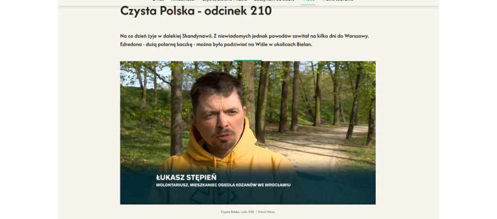 Reportaż: dlaczego obserwacje wód są niezbędne. Na górze napis programu: "Czysta Polska - odcinek 210". Poniżej stojące na tle drzew mężczyzna w pomarańczowej bluzie z kapturem. Pod nim napis: "Łukasz Stępień, wolontariusz, mieszkaniec osiedla Kozanów we Wrocławiu.