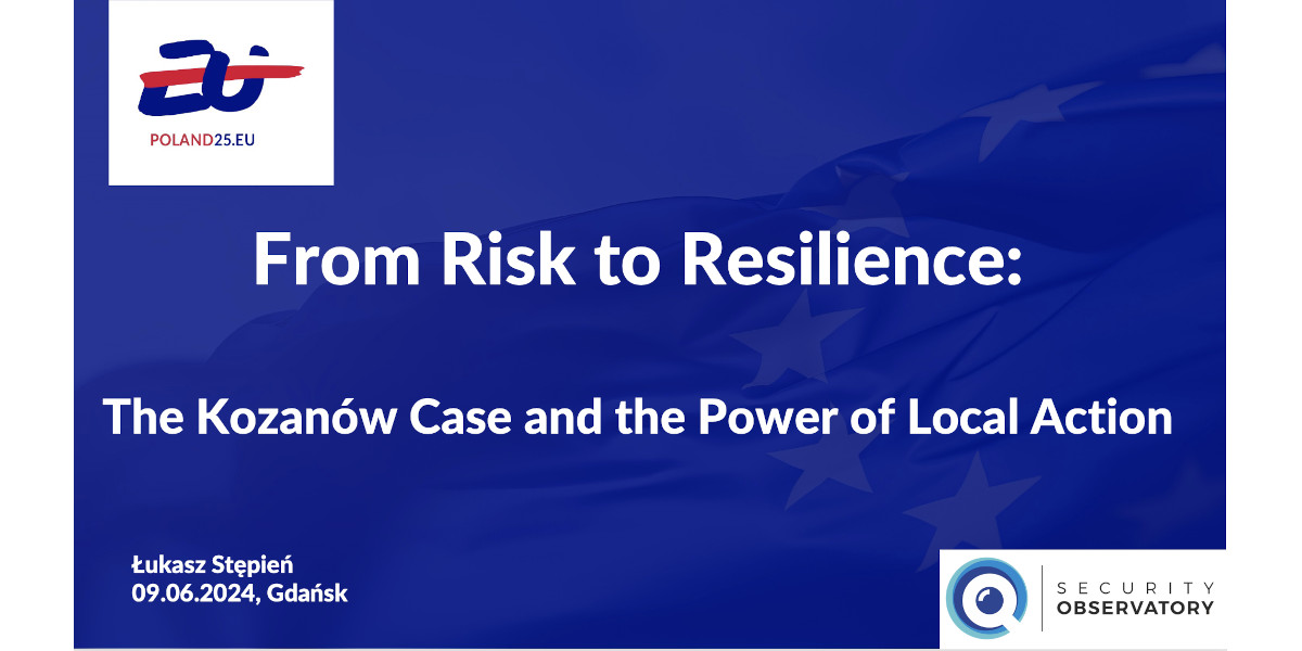 Plakat informacyjny z tytułem wykładu: "From Risk to Resilience: The Kozanów Case and the Power of Local Action, Łukasz Stępień, 09.06.2024, Gdańsk". Tło ciemnoniebieskie. Tekst biały. W prawym górnym rogu logo z napisem: Polande25.eu. W dolnym lewym rogu logo z napisem: "Obserwatorium Bezpieczeństwa"