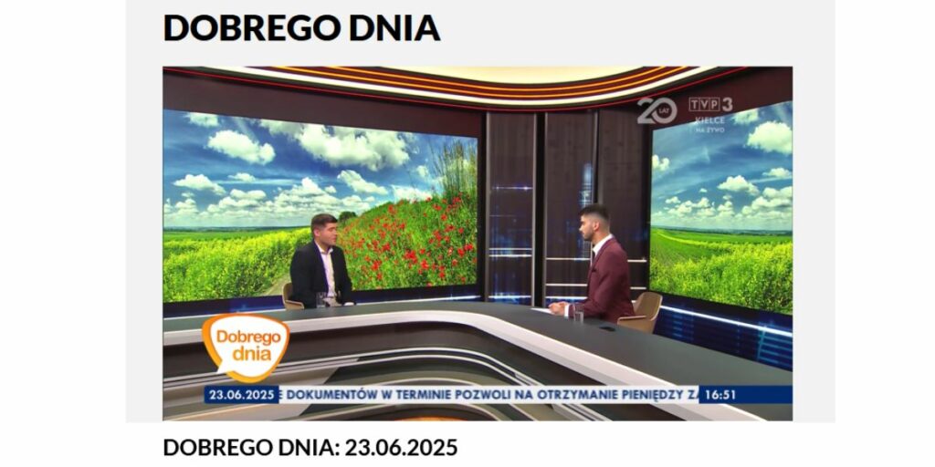 Studio telewizyjne. Przy stole na przeciw siebie siedzi dwóch mężczyzn. Rozmowa dotyczy kampanii Przepis na dezinformację. W prawym górnym rogu napis: 20 lat TVP3 Kielce, Na żywo. w lewym dolnym rogu logo Dobrego dnia. Na granatowym pasku data: 23.06.2025 r. w prawym dolnym rogu wyświetlona godzina: 16:51. Rozmowa