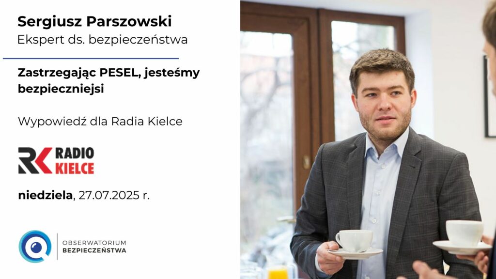 Po prawej mężczyzna w szarym garniturze, białej koszuli, z filiżanką w prawej dłoni. Stoi przodem. Za sobą ma okno. Z lewej napis czarne litery na białym tle: Sergiusz Parszowski, ekspert do spraw bezpieczeństwa. Zastrzegając PESEL, jesteśmy bezpieczniejsi. Wypowiedź dla Radia Kielce, logo Radia Kielce, niedziela, 27.07.2025, logo Obserwatorium Bezpieczeństwa.
