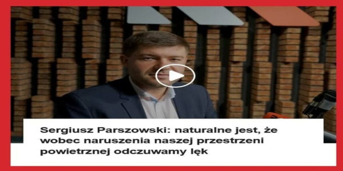 Mężczyzna w marynarce i koszuli siedzi przed ścianą z cegieł. Pod spodem napis: "Sergiusz Parszowski: naturalne jest, że wobec naruszenia naszej przestrzeni powietrznej odczuwamy lęk".