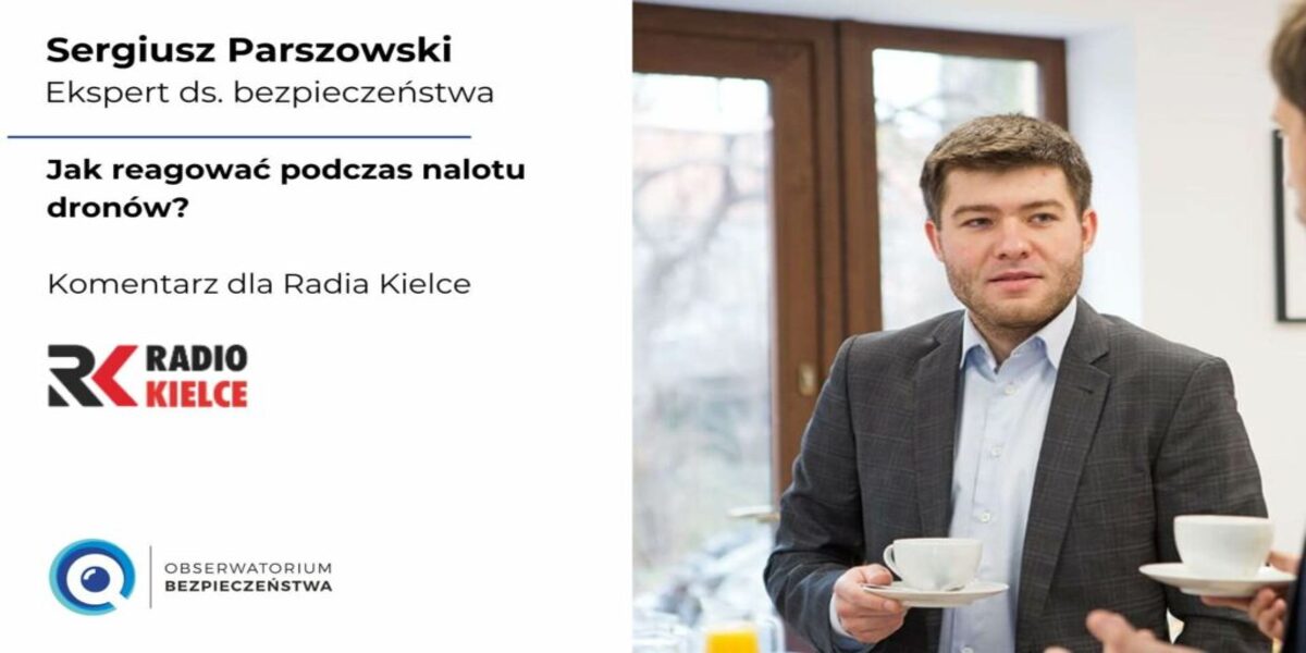 Grafika przedstawia mężczyznę w marynarce i koszuli, trzymającego filiżankę na spodku. Po lewej stronie znajduje się tekst: "Sergiusz Parszowski, Ekspert ds. bezpieczeństwa", a także pytania: "Jak reagować podczas nalotu dronów?". Poniżej widnieją loga "Radio Kielce" i "Obserwatorium Bezpieczeństwa".