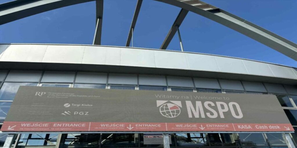 Elektroniczny billboard wyświetla napis 