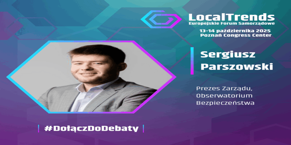 Plakat promujący wydarzenie LocalTrends Europejskie Forum Samorządowe, które odbędzie się 13-14 października 2025 roku w Poznań Congress Center. Na plakacie widnieje zdjęcie uśmiechniętego młodego mężczyzny w jasnoszarej marynarce, z identyfikacją: Sergiusz Parszowski, Prezes Zarządu, Obserwatorium Bezpieczeństwa. W tle grafika w odcieniach fioletu i niebieskiego. Na dole znajduje się hasztag: #DołączDoDebaty.