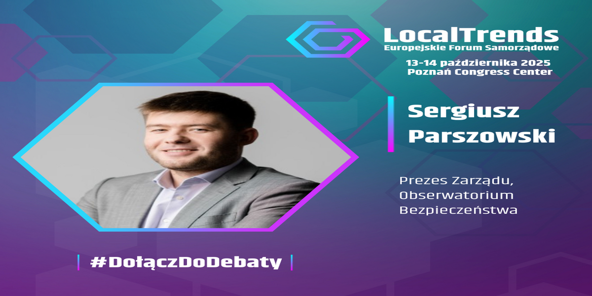 Plakat promujący wydarzenie LocalTrends Europejskie Forum Samorządowe, które odbędzie się 13-14 października 2025 roku w Poznań Congress Center. Na plakacie widnieje zdjęcie uśmiechniętego młodego mężczyzny w jasnoszarej marynarce, z identyfikacją: Sergiusz Parszowski, Prezes Zarządu, Obserwatorium Bezpieczeństwa. W tle grafika w odcieniach fioletu i niebieskiego. Na dole znajduje się hasztag: #DołączDoDebaty.