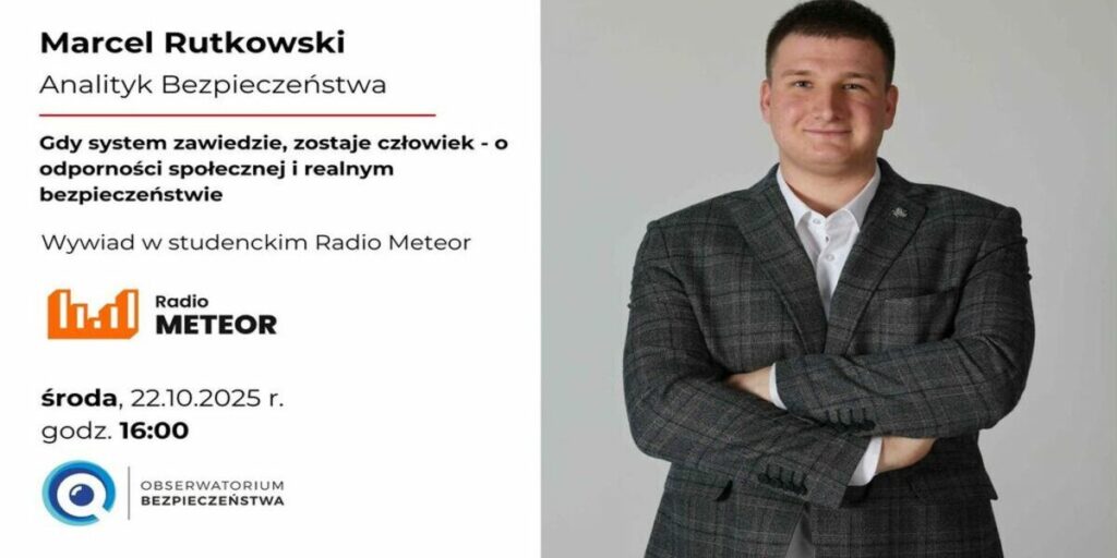 Plakat zapraszający na wywiad z Marcelem Rutkowskim, Analitykiem Bezpieczeństwa, który odbędzie się w Radiu Meteor. Po prawej stronie widnieje zdjęcie mężczyzny w marynarce.