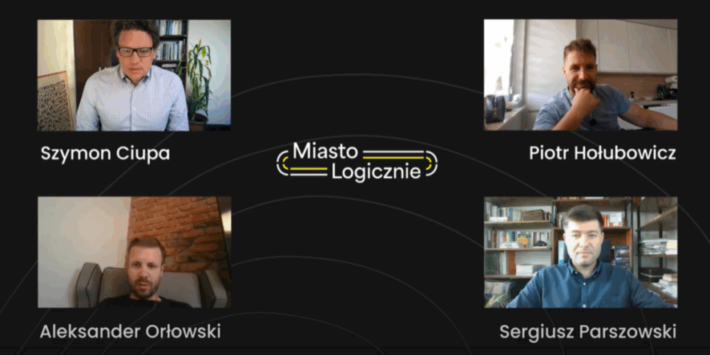 Obraz to zrzut ekranu z wideokonferencji lub webinaru zatytułowanego "Miasto Logicznie", którego nazwa widnieje na środku, na ciemnym tle. Ekran jest podzielony na cztery części, prezentując czterech panelistów. Szymon Ciupa znajduje się w górnym lewym rogu, ubrany w jasną koszulę i okulary, z tłem, na którym widoczny jest regał z książkami. Po jego prawej stronie (górny prawy róg) jest Piotr Hołubowicz, w jasnoniebieskiej koszulce polo, z widocznym fragmentem jasnej kuchni w tle. W dolnym lewym rogu siedzi Aleksander Orłowski, ubrany w ciemną koszulkę, na tle ściany z cegły. Ostatni panelista, Sergiusz Parszowski, znajduje się w dolnym prawym rogu, ubrany w ciemną koszulę, również na tle regału z książkami. Całość sugeruje dyskusję online dotyczącą tematyki miejskiej, logistyki lub planowania.